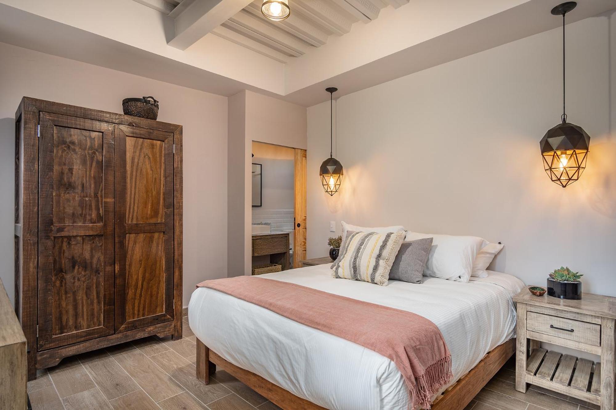 Best Location - New, Upscale, Modern Comfort Сан Мигел де Аленде Екстериор снимка