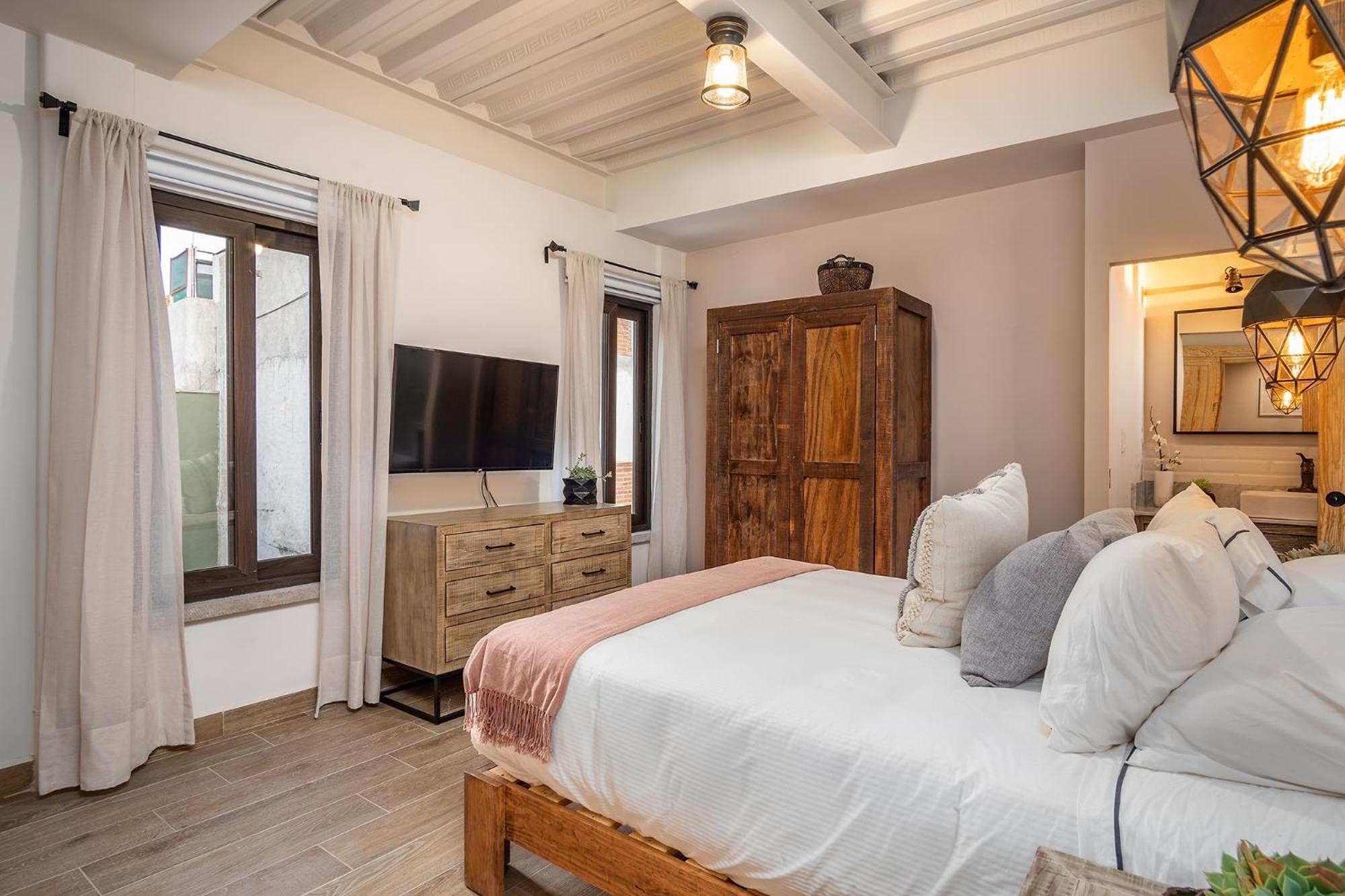 Best Location - New, Upscale, Modern Comfort Сан Мигел де Аленде Екстериор снимка