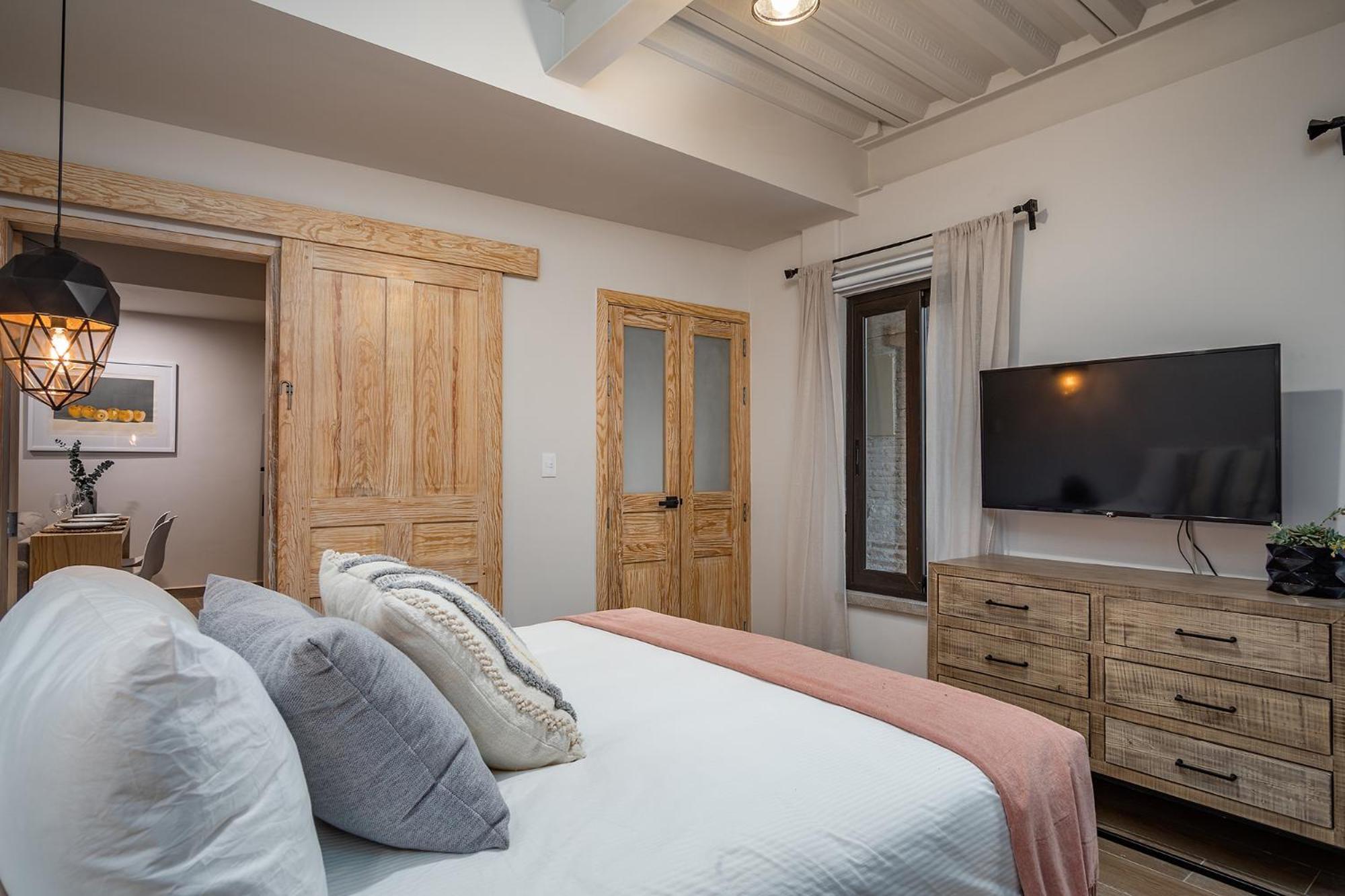 Best Location - New, Upscale, Modern Comfort Сан Мигел де Аленде Екстериор снимка